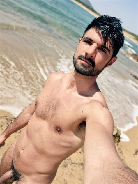 Giorgio Granbig Nudo Con Il Pisellone Al Vento In Spiaggia Foto E Video Bitchyx