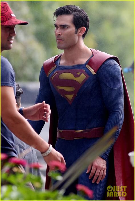 Tyler Hoechlin Films A Big Fight Scene In His Superman Suit Photo 3725986 Supergirl