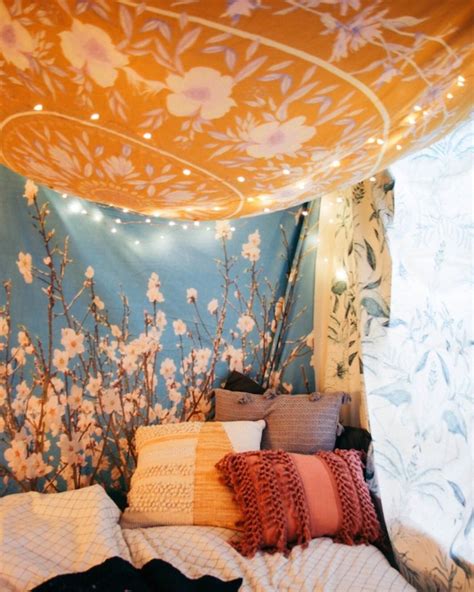 Hanging a ceiling tapestry can give a very special touch and transformation to your room and living space. UO Wish List: String Lights 5 Ways - Urban Outfitters - Blog