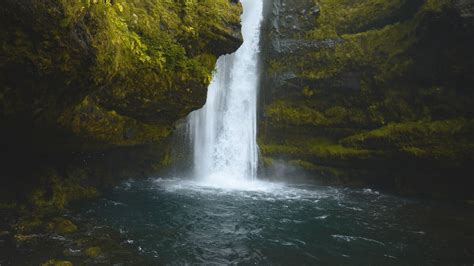 Download Wallpaper 3840x2160 Waterfall Cliff Moss Water