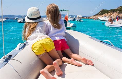 niñas navegando en barco en mar abierto fotografía de stock © d travnikov 62197119 depositphotos