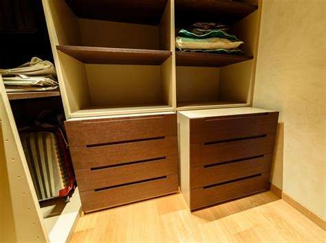 Crea la cabina armadio dei tuoi sogni. Cabina armadio in rovere moro | SPREA ARREDAMENTI