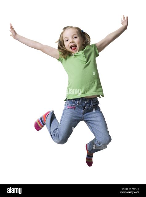 Retrato De Una Niña Saltando En El Aire Fotografía De Stock Alamy