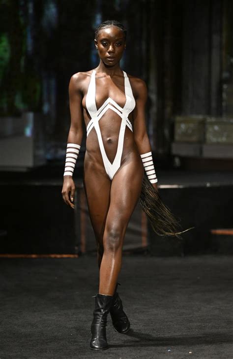 Models Jaw Dropping ‘sex Tape Outfit Stuns At New York Fashion Week Au — Australia