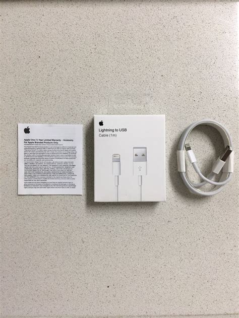 Apple Iphone Charger ~brand New Sealed In The Box ~comes With 1 Year