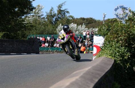 tt 2017 michael dunlop happy with bennetts suzuki following tuesday evening s practice session