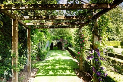 This French Country Estate Boasts Unbelievably Beautiful Gardens By