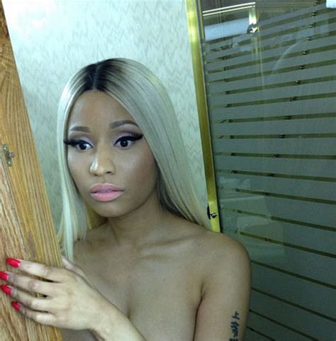 Nicki Minajs 10 Sexiest Selfie Pics