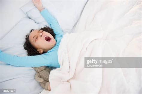 60 Meilleures Girl Waking Up Photos Et Images Getty Images
