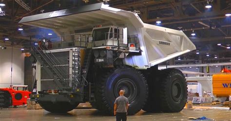 The Liebherr T 284the Largest Dump Truck In The World With 4000 Hp Engine