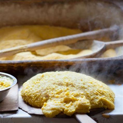 Pour the cornmeal slowly into the liquid, stirring with a wire whisk to prevent clumping. Polenta básica | www.cocinista.es