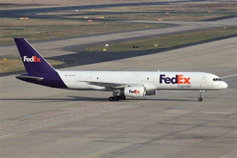 Fedex Boeing 757 200f Imagen Editorial Imagen De Vuelo 133125670