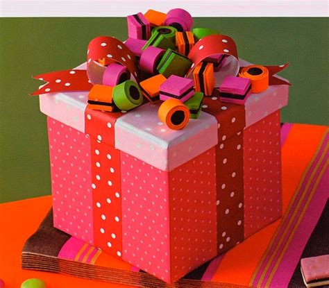 Eppure realizzare un pacco regalo fantastico con un bel nastro ricco, abbondante e ben arricciato, non è una cosa difficile, chiunque può farlo ma, come per la maggior parte delle cose che si eseguono in maniera manuale, si dovrà conoscere la tecnica di base giusta, quindi: Scatole regalo, come impacchettare a Natale - Bricolage