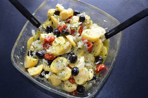 Mediterraner Kartoffelsalat mit Weißwein Rosmarin Oliven und