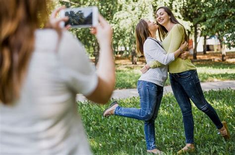 Filles Prenant Des Photos En S Embrassant Sur La Joue Photo Gratuite