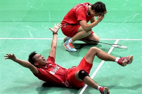 A shuttlecock is a special type of ball designed to have high drag and aerodynamic stability when hit into the air. Tontowi, Liliyana Win Badminton World Champions in Glasgow ...
