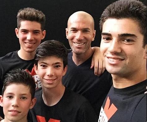 He is the current manager of la liga club real madrid and is one of the most successful managers in the world. La autofoto de Zinédine Zidane y sus cuatro hijos en Berlín