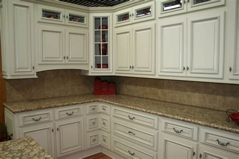 white traditional kitchen cabinets