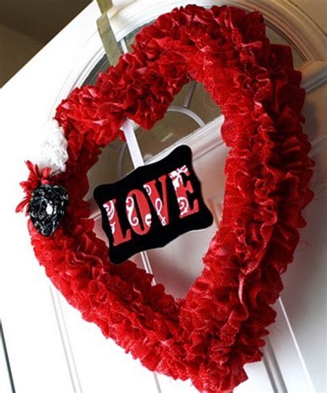 10 Front Door Valentines Day Wreaths