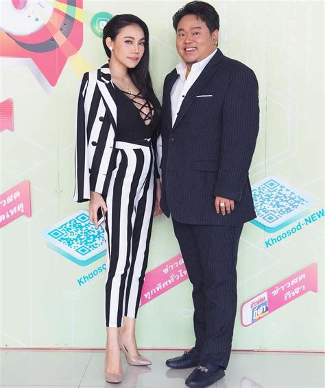เอมมี่ แม็กซิม พร้อม พี่กานต์ วิภากร และน้องเสือ (ลูกชาย) ตั้งโต๊ะแถลงข่าวชี้แจงประเด็นโพสต์รูปขอบคุณกานต์เสกทำคนเข้าใจผิด จริงๆผิดที่ก่อน. งานเข้า "เอมมี่ แม็กซิม" เจอแฉแย่งสามีชาวบ้าน