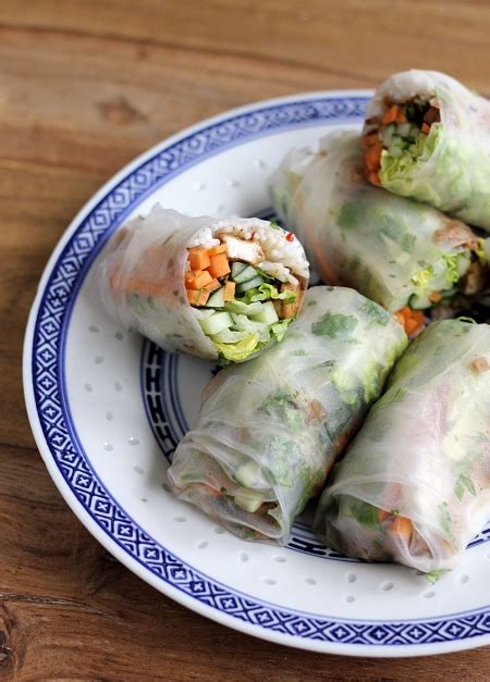 Leckere vegane sommerrollen mit räuchertofu selber machen » summer rolls mit viel gemüse und erdnusssoße machen. Vegane Sommerrollen mit Tofu und Erdnusssauce | eatbakelove