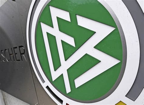 Wiedererkennbar muss es sein, modern, aber nicht verspielt, dem zeitgeist so verwundert es nicht, dass sich das logo des dfb in mehr als 100 jahren verbandsgeschichte einige. Dfb Logo : Dfb Logo Png Transparent Images Free Png Images Vector Psd Clipart Templates ...