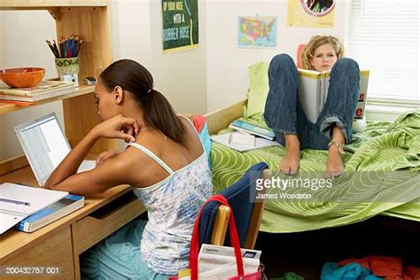 College Dorm Room Desk Fotografías E Imágenes De Stock Getty Images