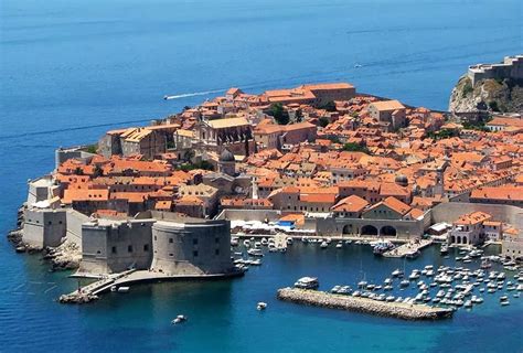 Situated on the southern adriatic sea coast, it is usually regarded as the most picturesque city on the dalmatian coast and is referred to as the pearl. Dubrovnik | Croácia - Enciclopédia Global™