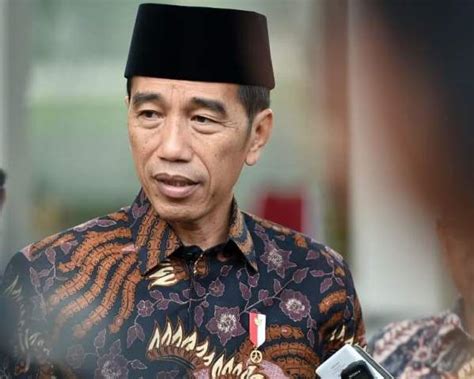 Pasar juga di jaga ketat polisi untuk mencegah aksi penjarahan. Lika-Liku Perjalanan Hidup Jokowi, dari Tukang Mebel ...