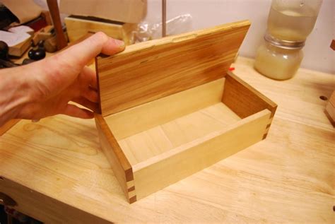 Woodworking Projects That Sell Small Dovetailed Box Talkfestool