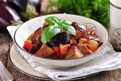 Una ricetta semplice e di origine popolare il cui nome a funghetto sembrerebbe indicare il modo in cui vengono tagliate le melanzane: Ricetta Melanzane a funghetto: la ricetta napoletana ...