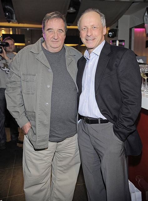 Ubiegłego wieku, kiedy to zadebiutował w „krzyżakach aleksandra forda. Jeżdżą razem na motorach i błaznują na weselach. Tak ...