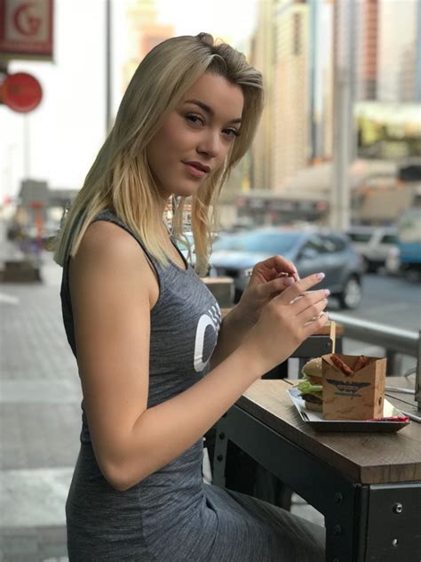 Tw Pornstars Anny Aurora Twitter Love Burgers😍 Burgerfuel 211 Pm