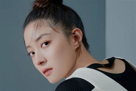 The highly anticipated video of lee see young revealing her new double eyelids has officially debuted. Lee Se Young révèle ce qui l'a attiré dans son nouveau ...