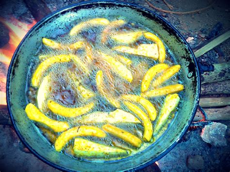 Mahorais love great food, good drinks and a relaxing atmosphere (preferably outdoors). Mayotte : Banane et songe cuit au feu de bois à l'ancienne ...