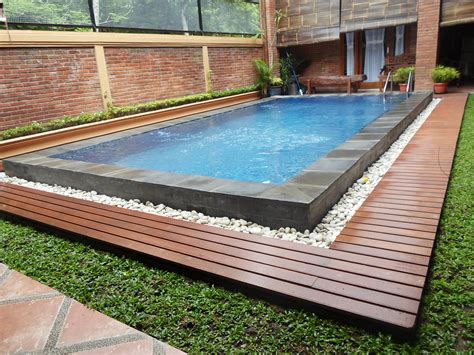 Lantai Kayu Pinggir Kolam Renang Eminence Solutions