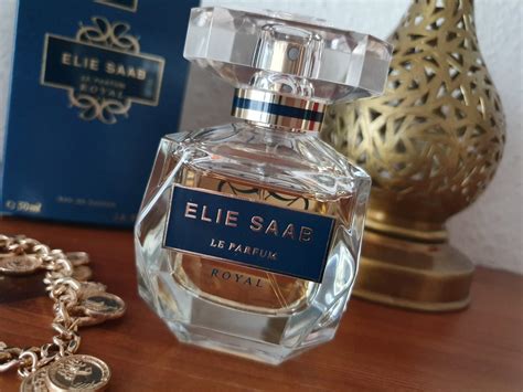 De parfumeur achter dit parfum is francis bloemig, zepig en warm. Elie Saab, Le Parfum Royal - La Vie de Valérie