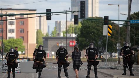 Minneapolis Le Policier Impliqué Dans La Mort De George Floyd Inculpé Pour Homicide Involontaire