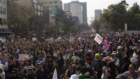 méxico se pinta de violeta marcha del 8 de marzo en imágenes y videos