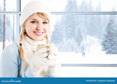 Trinkender Kaffee Des Kaukasischen Mädchens Stockfoto Bild Von Glücklich Kaukasisch 6830348