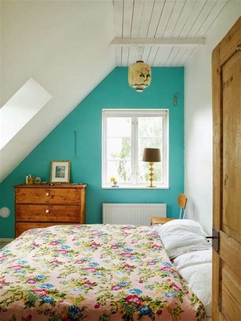 I love using dark paint colors paired with dark window a velvety, almost black paint color blurs corners and lines and creates an envelope of consistency. Paint Color Ideas That Work in Small Bedrooms | Apartment ...