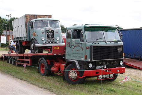 Massey ferguson kärppä hyvällä kuormaimella '68. Volvo F88