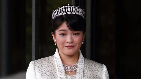 Japans Princess Mako Who Gave Up Her Royal Status For Love Is Postponing Her Marriage