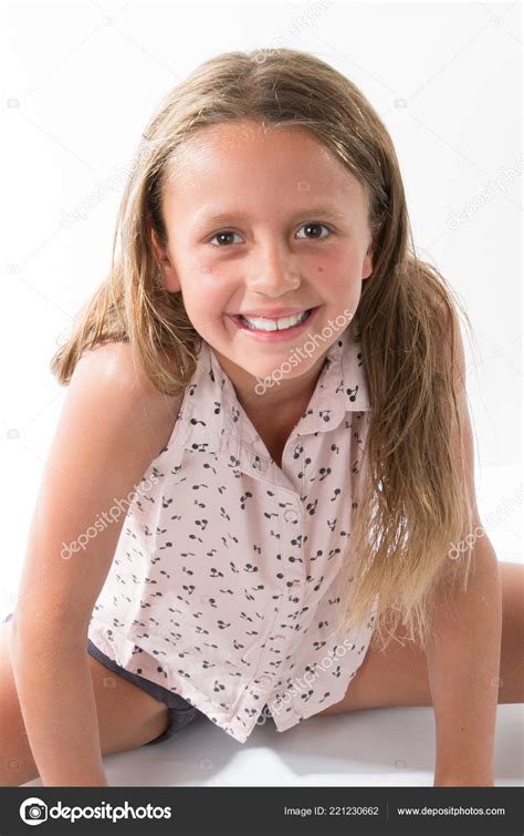 chica caucásica sonriendo sentado suelo aislado sobre fondo blanco fotografía de stock