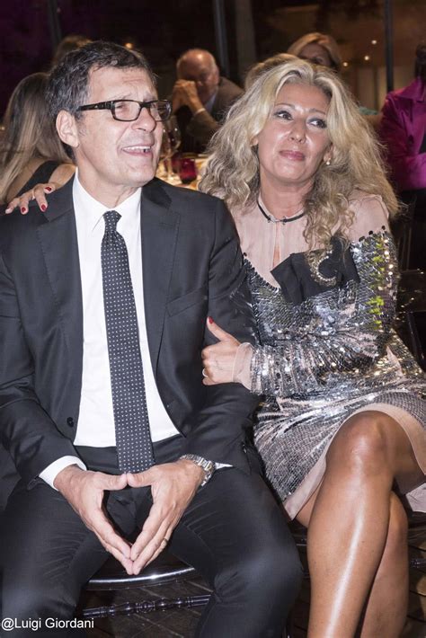 Sin da piccolo mostra la sua grande passione per la musica e inizia a suonare la fisarmonica da per quanto concerne la sua vita privata, edoardo vianello nel 1967 ha sposato la collega wilma goich e diventa padre di una bambina, susanna. Edoardo Vianello Moglie / Edoardo Vianello E La Tragedia ...