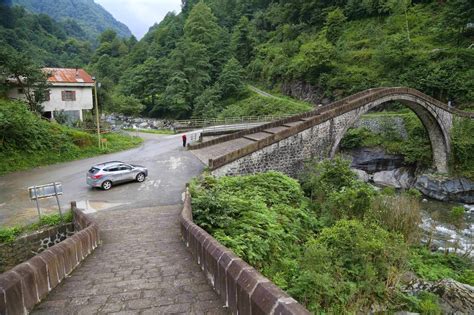 Yaklaşık 100 metreye sahip uzunluğu ile artvin'in arhavi ilçesindeki en yüksek şelalelerinden birisidir. Gitmiş Gibi Oldum: Artvin/Arhavi: Mençuna şelalesi