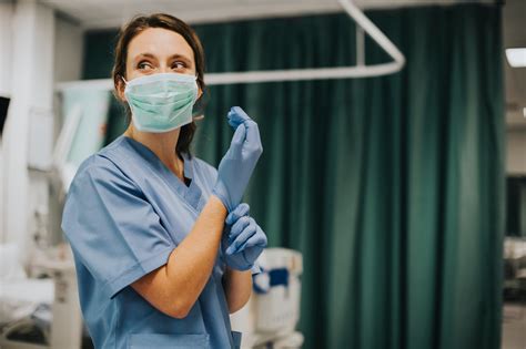 Qué hacen las enfermeras Los deberes y procedimientos de enfermería