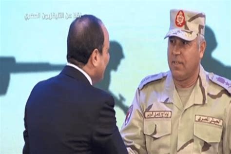 وزير النقل المصري يطبل للسيسي بعد أن قرر التخلص منه ويتعهد بتأليف كتاب عن وطنيته