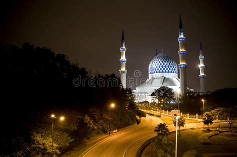 It is located at bukit suk, section 5, shah alam, selangor, malaysia. De Moskee Van De Sjah Van Salahuddin Abdul Aziz Van De ...