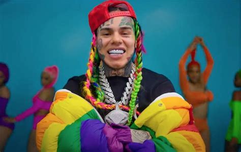 Tekashi 6ix9ine Unfollows Everyone Apart From Nypd On Instagram